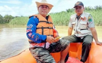 Anggota DPRD Labura Popo Siregar Ikut Serta Mencari Siswa Korban Hanyut di Sungai Aek Natas