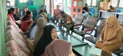 BABINSA KORAMIL 06/MERBAU BANTU MASYARAKAT DAFTARKAN DIRI DALAM PROGRAM PERLINSOS