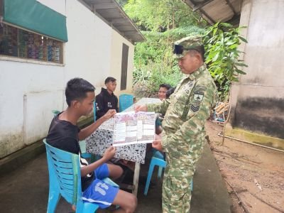 Babinsa Koramil 06/Serasan Serka A. Harahap melaksanakan kampanye  tentang *Rekrutmen TNI - AD*kepad