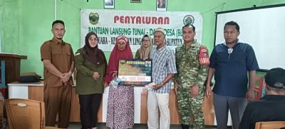 Babinsa Pratu Sandri Galingging Monitor Penyaluran BLT Dana Desa di Duara
