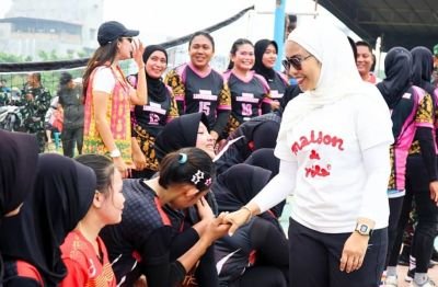 bupati-labuhanbatu-hj-maya-saksikan-final-voli-hut-ke-81-persit-kodim-dan-disdik-raih-gelar-juara