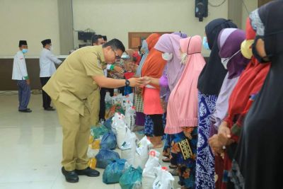 Bupati Labura Serahkan Sembako Paket Ramadhan Kepada 164 Kaum Dhuafa