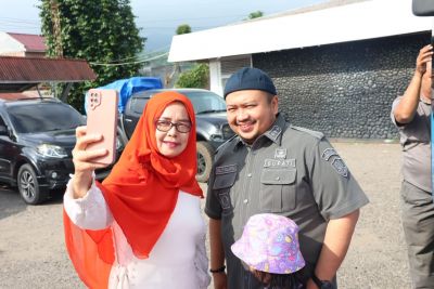 Bupati Tapsel Berangkatkan Jamaah BKMT Ikuti Halal Bi Halal Ke Medan