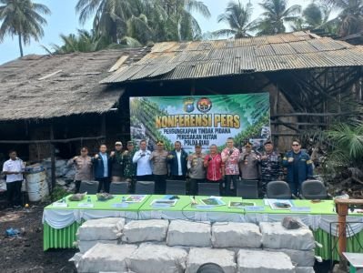 Hadiri Pengungkapan Kasus Perusakan Hutan, Dukung Aksi Tanam Mangrove di Pesisir Rupat Utara