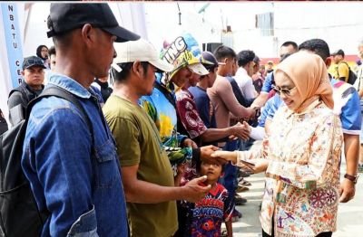 jelang-hari-jadi-labuhanbatu-ke-81-bupati-hj-maya-serahkan-bansos-kepada-warga-kec-panai-hilir