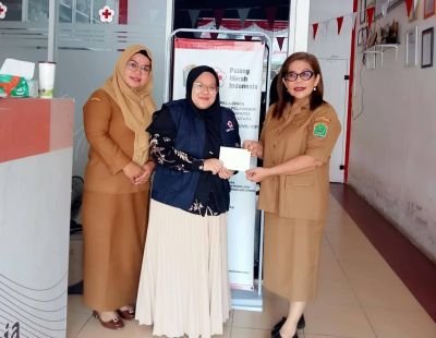 kadis-ppkb-labura-serahkan-donasi-untuk-korban-gempa-ntt-melalui-pmi