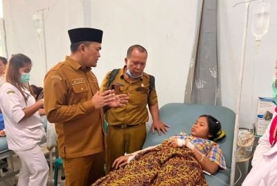 kadisdik-labuhanbatu-abdi-jaya-pohan-jenguk-langsung-korban-laka-siswi-smp-bilah-hilir