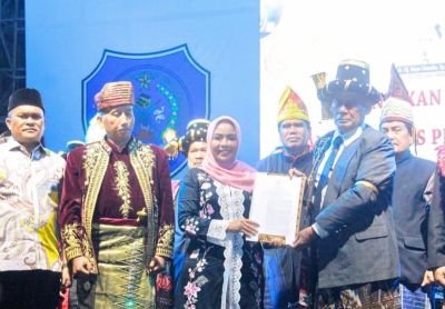 malam-pagelaran-bupati-hj-maya-lantik-pengurus-perhimpunan-lembaga-adat-dan-budaya-labuhanbatu
