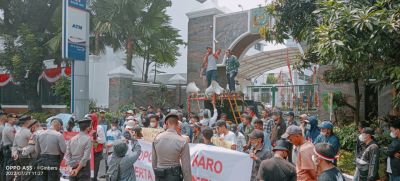Massa Mengatasnamakan GEMUK Karo Minta Komisi III DPR RI Hinca Panjaitan Dengarkan Suara Rakyat