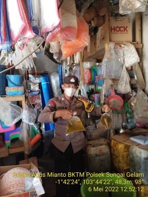 Pasca Idul Fitri 1443 H, Bhabinkamtibmas monitoring Stok Minyak Curah di Desa Kebun IX