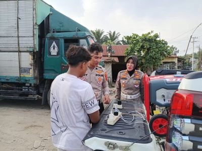 pasca-pemadaman-massal-kasat-lantas-polres-labusel-sediakan-listrik-gratis-bagi-masyarakat