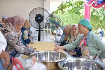 principal-director-pt-socfindo-nyoya-luluk-ikuti-pelatihan-pembuatan-tempe-di-kebun-aek-pamienke