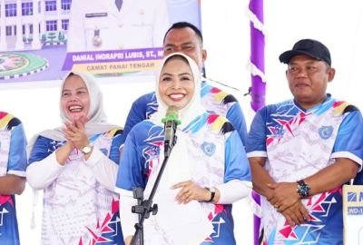 semarak-hut-kab-labuhanbatu-ke-81-bupati-hj-maya-hasmita-lepas-ribuan-peserta-gerak-jalan-santai