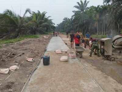 Semenisasi Jalan 1KM di Kuala Lemang Hampir Separuh Jadi, TMMD Ke-130 Kodim Inhil Terus Tancap Gas