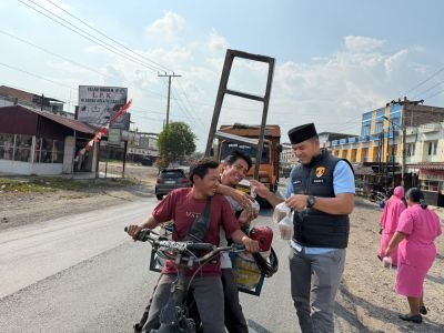 sepekan-jelang-lebaran-polsek-na-ix-x-kembali-bagikan-takjil-kepada-pengendara-di-jalinsum-kotaraja
